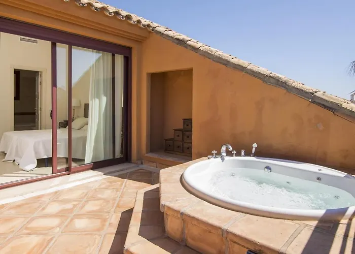 アパート Vacation I Duplex Con Encanto Bahia, 280m2 Duplex Penthouse, Luxury Complex, A Minute From The Beach, 24-7 Security, In Town マルベーリャ