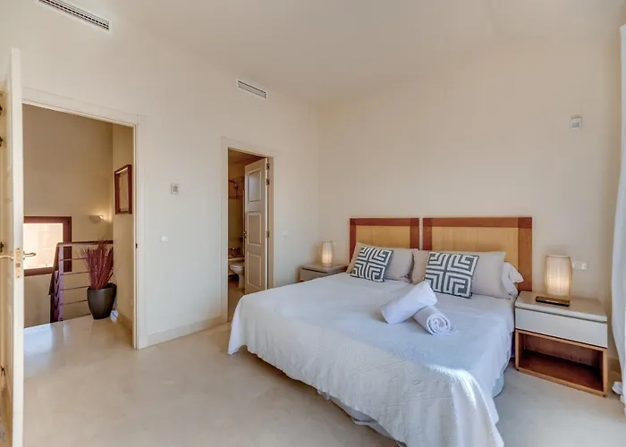 Apartament Vacation I Duplex Con Encanto Bahia, 280m2 Duplex Penthouse, Luxury Complex, A Minute From The Beach, 24-7 Security, In Town Marbella
