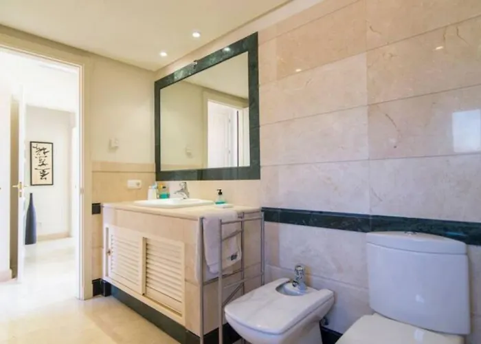 アパート Vacation I Duplex Con Encanto Bahia, 280m2 Duplex Penthouse, Luxury Complex, A Minute From The Beach, 24-7 Security, In Town マルベーリャ